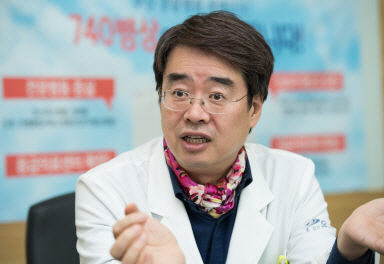 정근 온병원그룹 회장. 국제신문 DB