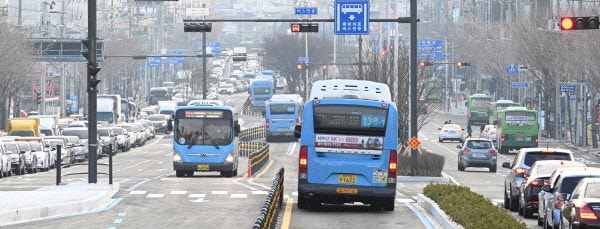 ‘현금 없는 시내버스’ 부산 달리나…市 도입 검토