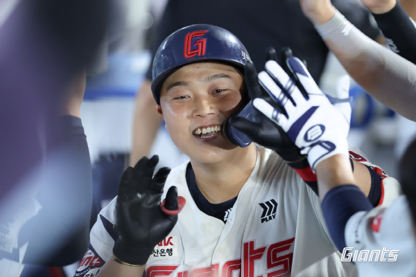 롯데, 7회 13점 몰아치며 대폭발…15-10 짜릿한 역전승 거둬