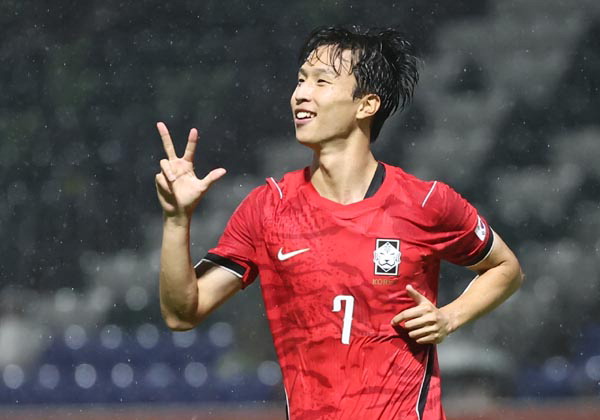 한국 U-23 남자 축구 대표팀 엄지성이 지난 15일 일본 나고야 미즈호 공원 럭비경기장에서 열린 2026 아이치·나고야 아시안게임 남자 축구 D조 1차전 카타르와의 경기에서 해트트릭을 기록한 뒤 기뻐하고 있다. 연합뉴스