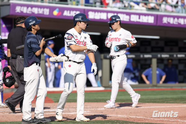 롯데 자이언츠 한태양이 20일 부산 사직야구장에서 열린 2026 신한 SOL KBO 정규시즌 삼성 라이온즈와의 경기에서 밀어내기 볼넷으로 출루하고 있다. 롯데 자이언츠 제공