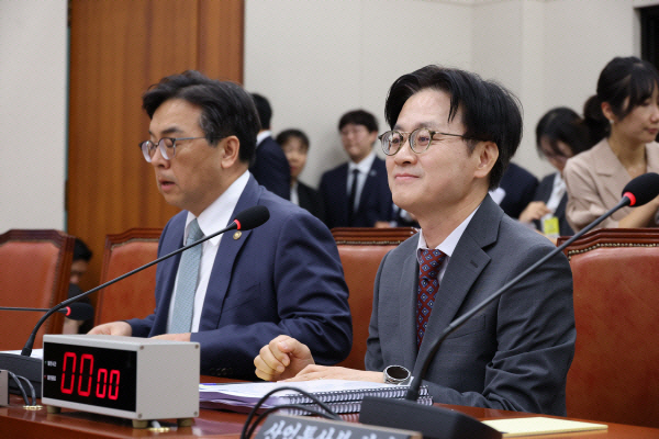 지난 22일 열린 국회 산업통상중소벤처기업위원회에서 ‘대미 투자 1호’ 보고를 위해 참석한 김정관 산업통상부 장관(오른쪽)과 박정성 통상교섭본부장.