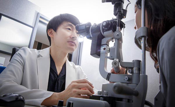 류규원 누네빛안과 원장이 환자를 진료하고 있다.누네빛안과 제공