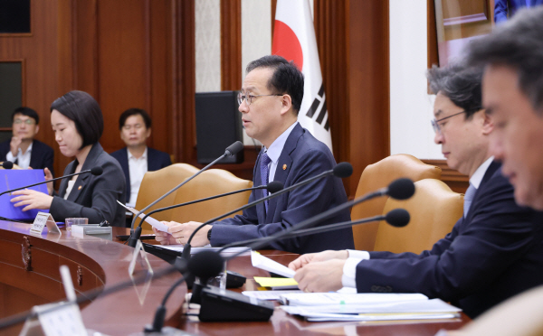 이형일(가운데) 부총리 겸 재정경제부 장관이 1일 정부서울청사에서 비상경제본부회의 겸 경제관계장관회의를 주재하고 있다. 연합뉴스