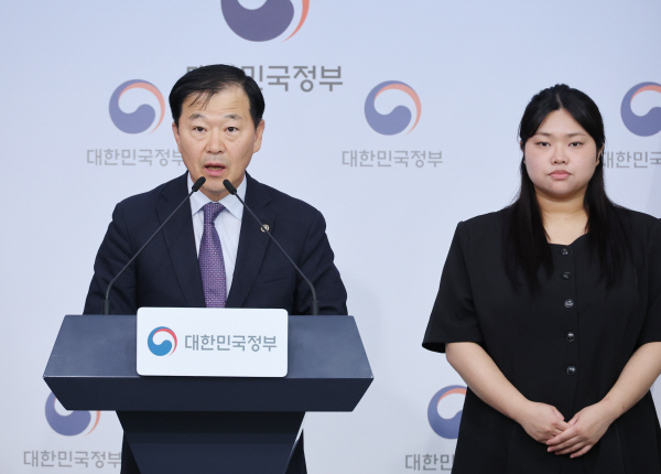 이형훈 보건복지부 제2차관이 1일 서울 종로구 정부서울청사에서   국립의학전문대학원의 설립 소재지를 전북특별자치도 남원시로 최종 결정했다고 밝히고 있다. 연합뉴스