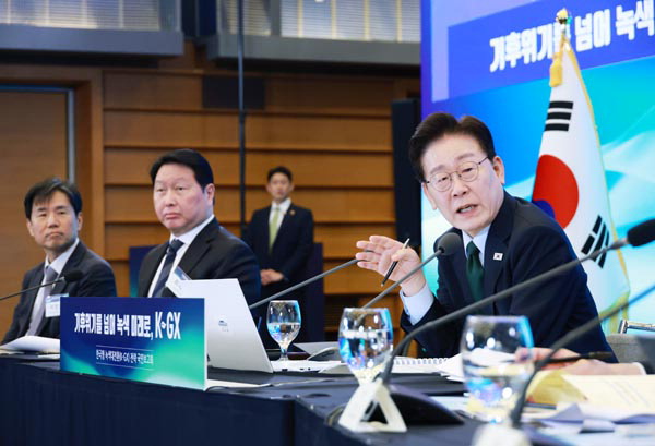 정부는 향후 10년간 총 1000조 원을 투입해 소형모듈원자로(SMR)를 비롯한 미래 저탄소 산업을 육성하는 등 ‘녹색 대전환(GX)’에 나선다. 7일 이재명 대통령이 한국형 녹색대전환(K-GX) 전략 국민보고회에서