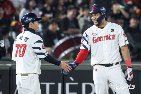 빅터 레이예스가 7일 부산 사직야구장에서 열린 2026 신한 SOL KBO 정규시즌 KIA 타이거즈와의 경기에서 안타로 출루한 데 이어 나승엽의 2루타로 3루까지 진루한 뒤 기뻐하고 있다. 롯데 자이언츠 제공