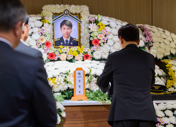 이재명 대통령이 17일 경기도 순천향대학교 부천병원 장례식장에 마련된 고(故) 김진석 소방위의 빈소를 조문하고 있다. 연합뉴스