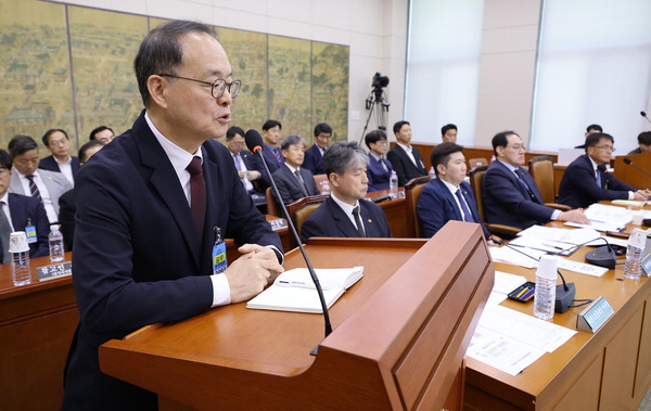 이용수 대한축구협회 회장 직무대행이 21일 국회 문화체육관광위원회에서 열린 대한체육회 등에 대한 국정감사에 일반증인으로 출석해 문체위원 질의에 답하고 있다. 연합뉴스