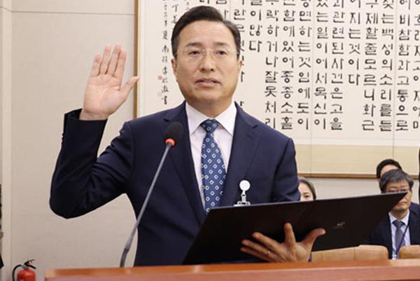 이정현 검찰총장 직무대행이 22일 국회 법제사법위원회에서 열린 공소청(구 대검찰청)에 대한 국정감사에 출석해 증인 선서를 하고 있다. 연합뉴스