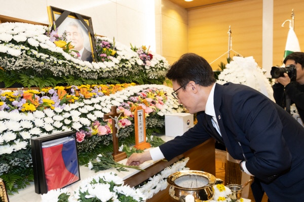 ‘YS 오른팔’ <b>故최형우</b> 빈소 조문한 김민석 “여야 넘어 성찰”
