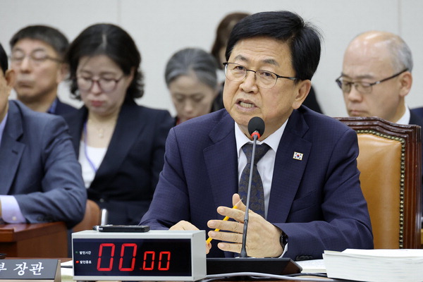 최교진 교육부 장관이 지난 23일 국회 교육위원회에서 열린 2026년도 종합 국정감사에 출석해 질의에 답하고 있다. 연합뉴스