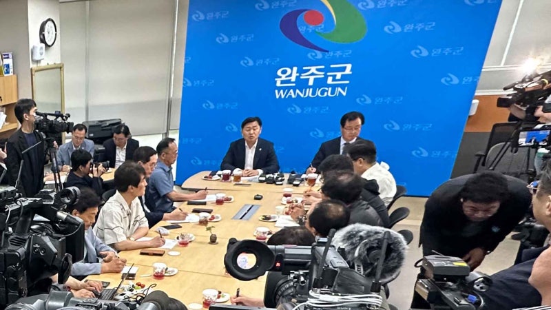 <b>김관영</b> <b>지사</b>, "<b>완주군</b>민이 통합 제안.. 의견 경청할 것"