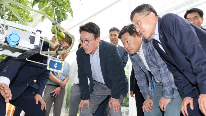 <b>김민석 총리</b>, 김제 <b>스마트팜</b> 혁신밸리 방문