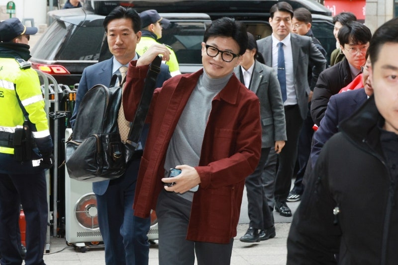 <b>한동훈</b>, "<b>비서</b>가 몸종? <b>이재명</b> '배우자실' 황당"