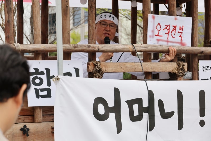 '죄인 수레'에 제 발로 들어간 <b>정운천</b>, 이번엔 혈서.."오직 전북"