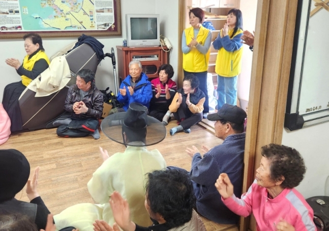 ▲청강창극단이 시골 마을을 찾아가 어르신들의 박수를 받으며 즐겁게 공연을 하고 있다