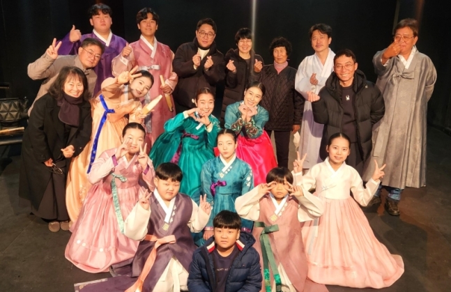 ▲박세연 단장은 창극 '홍길동' 제작에 앞서 어린이 홍길동 선발 오디션을 진행할 예정이다. 사진은 어린이와 함께 한 단원들의 모습