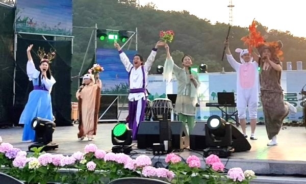 ▲ 문화체육관광부가 공모한 '2024지역대표예술단체'에 선정된 '청강창극단'이 야외무대에서 공연하는 모습