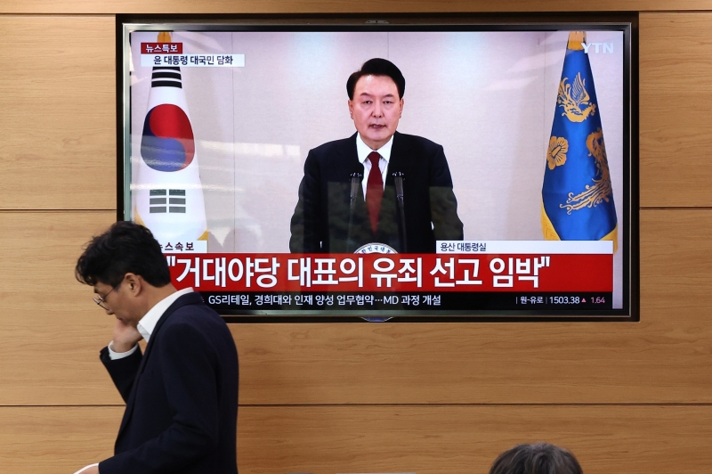 ▲ 윤석열 대통령 담화 시청하는 공무원과 기자들 [연합뉴스] 