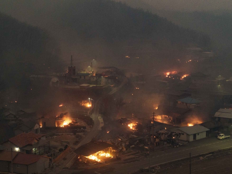 ▲ 경북 의성군 단촌면 하화1리에 강풍에 날아온 산불 불씨로 인한 화재가 발생해 있다. [연합뉴스]