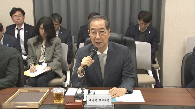광주 찾은 <b>한덕수 권한대행</b>.."통상 문제 대응" vs. "대권 행보"