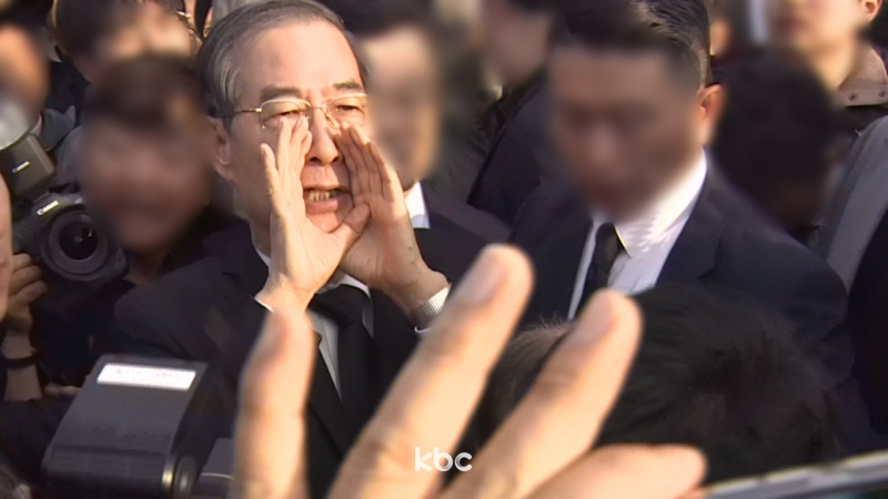 ▲ 지난 2일 오후 광주 북구 국립5·18민주묘지를 찾은 한덕수 대선 예비후보가 광주비상행동 등 시민사회단체 관계자들에게 가로막혀 있다.