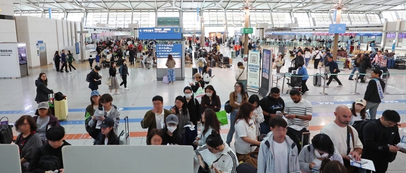 ▲여행객들로 붐비는 인천공항 출국장[연합뉴스]