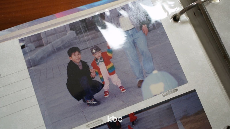 ▲ 어릴 적 오빠와 손을 잡고 뛰놀던 예란 씨의 모습&#160;&#160;