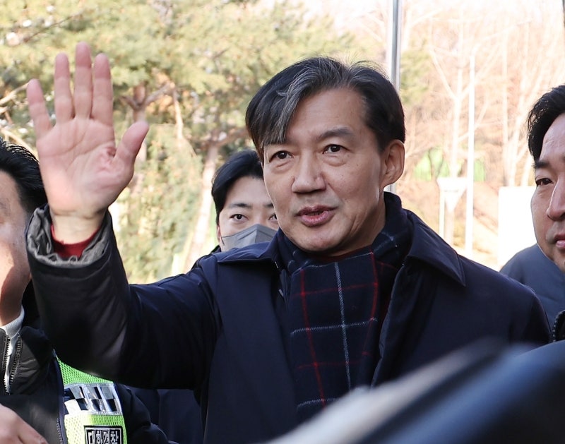 조국, 옥중서신 "내란에 맞서 싸운 국민의 승리..<b>검찰 독재 봉쇄</b>해야"