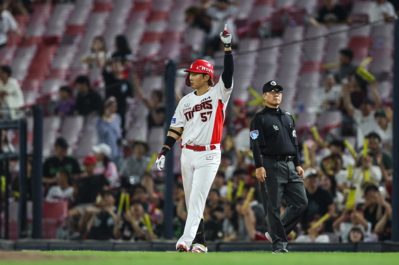 KIA, SSG 상대 위닝시리즈..<b>2위</b> LG·<b>롯데</b>에 1.5G 차 추격