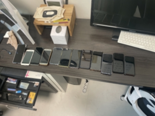 ▲ 업체 사무실에서 발견된 휴대폰 [연합뉴스]&#160;