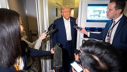 ▲아시아 순방길에 기내에서 언론과 문답하는 트럼프 [연합뉴스]