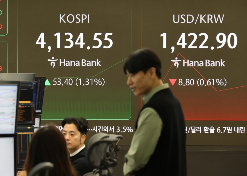 코스피 사상 첫 4,100 돌파...민주당 "李 <b>정부</b> 경제<b>외교 성과</b>"