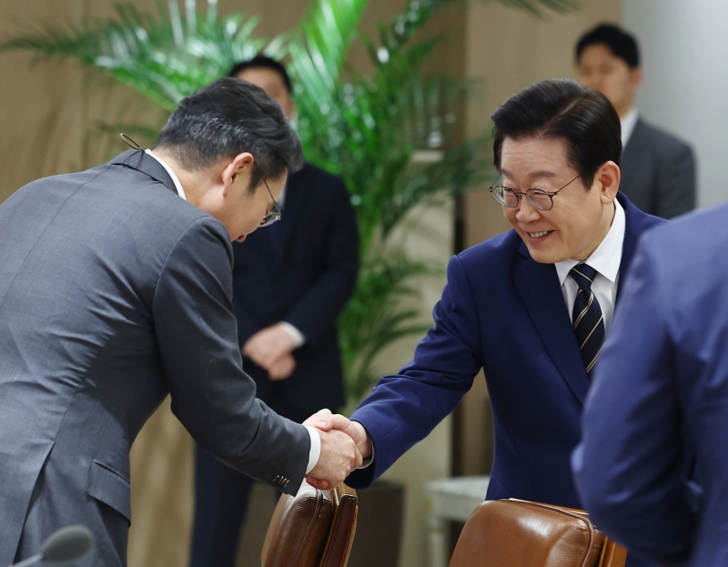 ▲ 이재명 대통령이 16일 용산 대통령실에서 열린 한미 관세협상 후속 민관 합동회의에서 이재용 삼성전자 회장과 인사하고 있다 [연합뉴스]&#160;