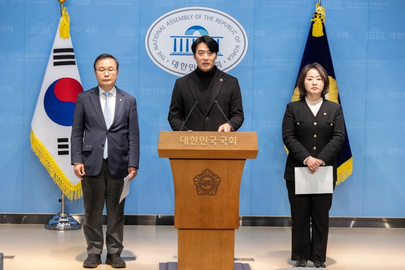 ▲ 더불어민주당 정치검찰 조작 기소 대응 특별위원회 소속 의원들이 16일 국회에서 대장동 사건 정영학 씨 조사에서 녹취록을 조작한 검찰을 규탄하는 기자회견을 하고 있다 [연합뉴스]