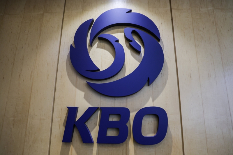 <b>프로야구</b>, 2027년에도 <b>티빙</b>으로 본다...KBO, 유무선 <b>중계</b>권 계약 우선협...