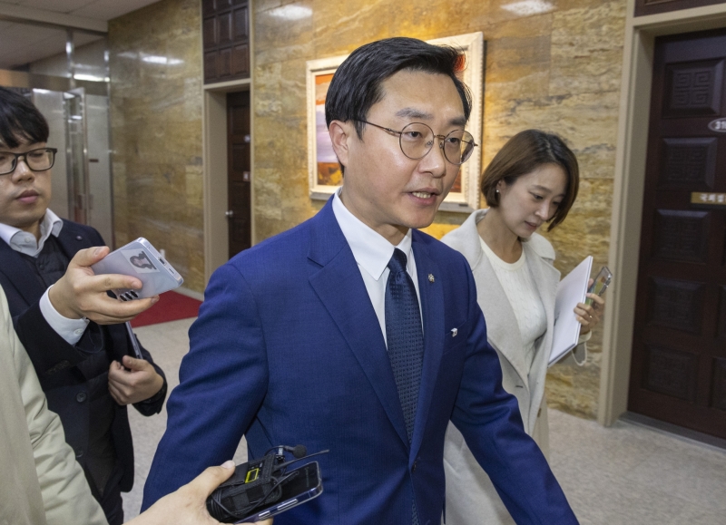 ▲ 더불어민주당 장경태 의원이 27일 국회에서 취재진 질문을 받으며 이동하고 있다 [연합뉴스]&#160;