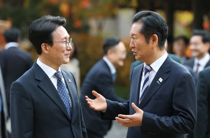 <b>당권 경쟁</b> 전초전? 김민석·<b>정청래</b> 당 청년위 행사서 나란히 특강
