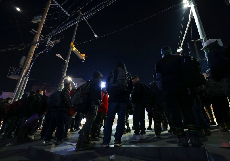 ▲건설업 한파,일감 기다리는 일용직 구직자들로 가득찬 인도 [연합뉴스]