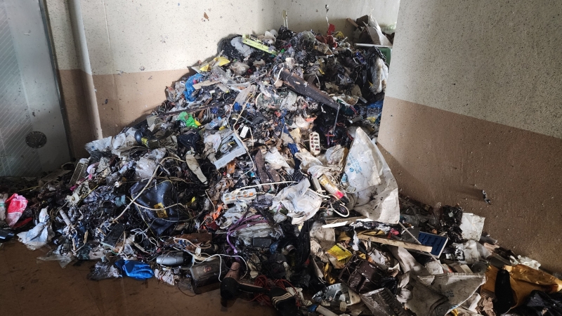 ▲ 울산 아파트 화재 현장에 쌓인 쓰레기 산 [연합뉴스]