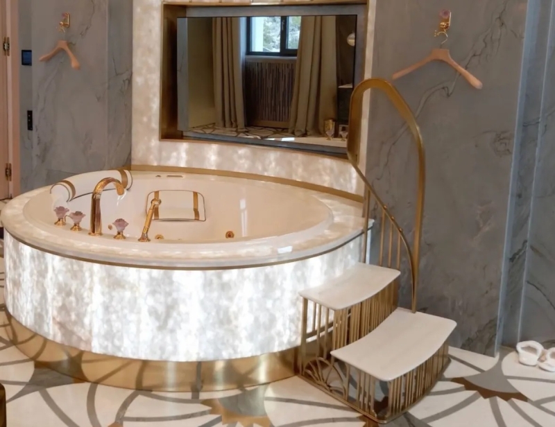 ▲ FBK 보고서에 등장하는 푸틴 대통령의 '초호화 별장' 욕실 [연합뉴스]