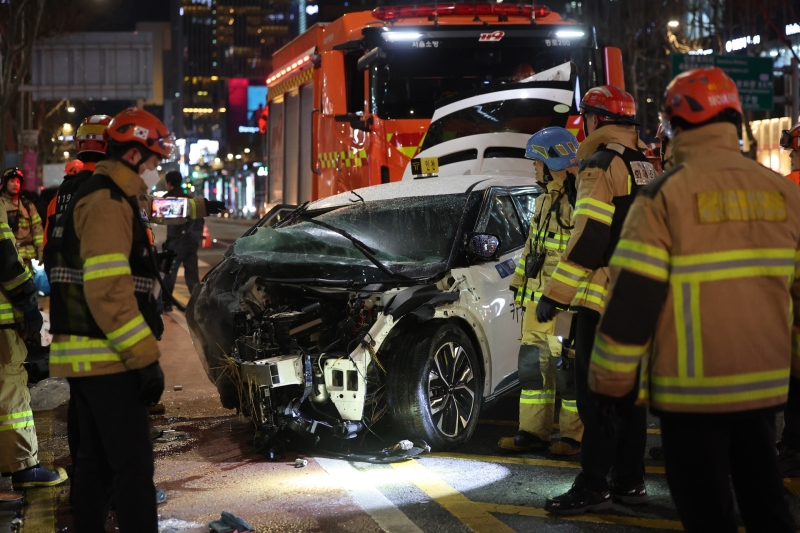 종각역 택시 인도 돌진 사고…40대 여성 사망, 9명 부상