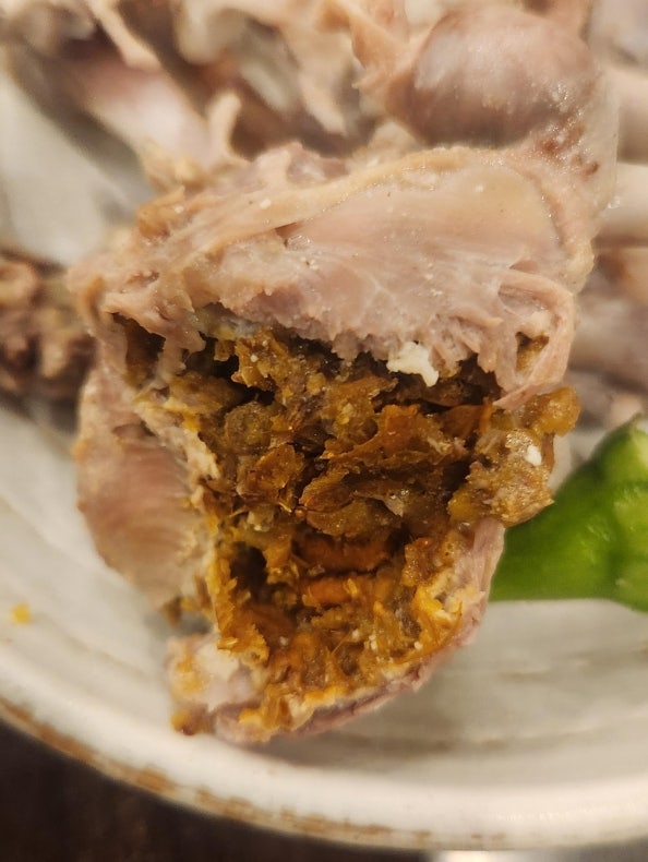 "먹는 순간 똥냄새와 똥맛 느껴" 송도 유명 삼계탕집서 손질 덜 된 닭 제공돼 누리꾼 '부글부글'