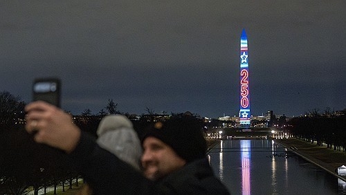 ▲ 미국 건국 250주년을 기념하기 위해 새해 전야 조명으로 빛나는 워싱턴 기념탑 [연합뉴스]