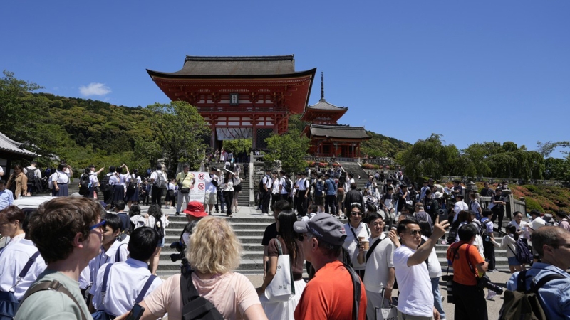 ▲ Tourists at Kiyomizu-dera in Kyoto, Japan [Yonhap News]