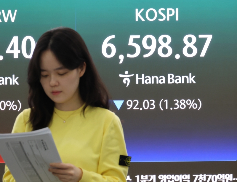▲ 30일 서울 중구 하나은행 본점 딜링룸에 지수가 표시되고 있다.이날 코스피는 92.03p(1.38%) 내린 6,<a href=