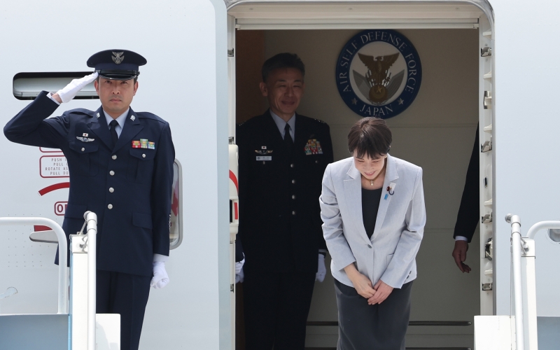 ▲한국 도착해 인사하는 다카이치 일본 총리[연합뉴스]
