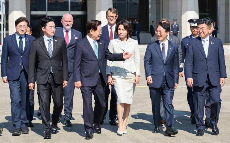 ▲ 주요7개국(G7) 정상회의 참석과 유럽 순방을 위해 출국하는 이재명 대통령이 9일 성남 서울공항에서 공군 1호기로 이동하며 김민석 국무총리와 대화하고 있다 [연합뉴스] 