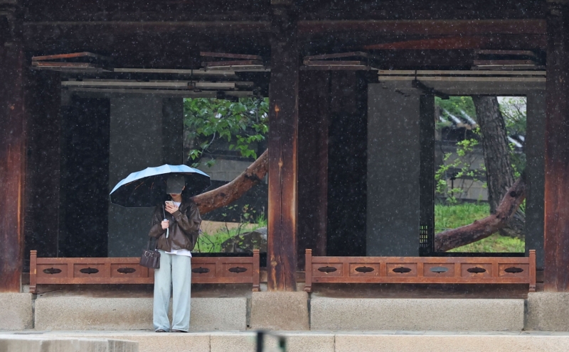 ▲ 비가 내린 서울 덕수궁에서 외국인 관광객들이 우산을 쓰고 서 있다.[연합뉴스]